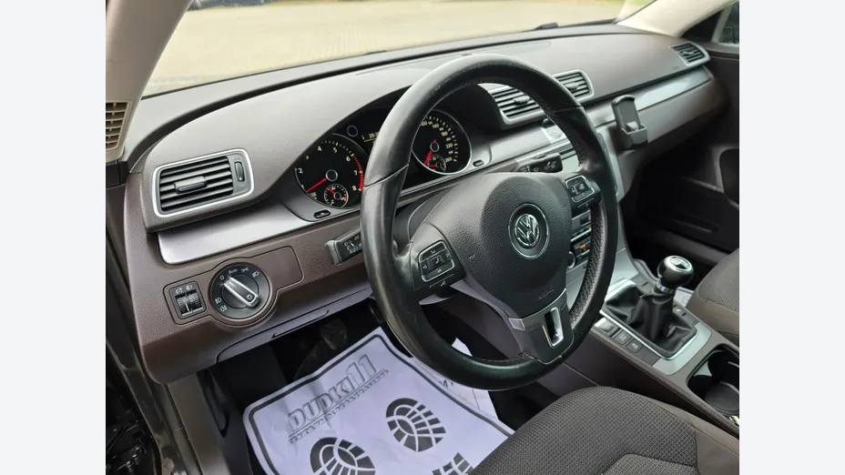 VOLKSWAGEN Passat -