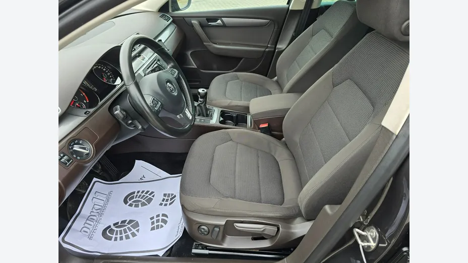 VOLKSWAGEN Passat -