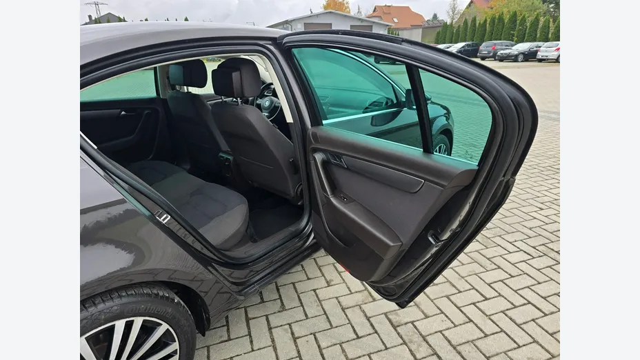VOLKSWAGEN Passat -