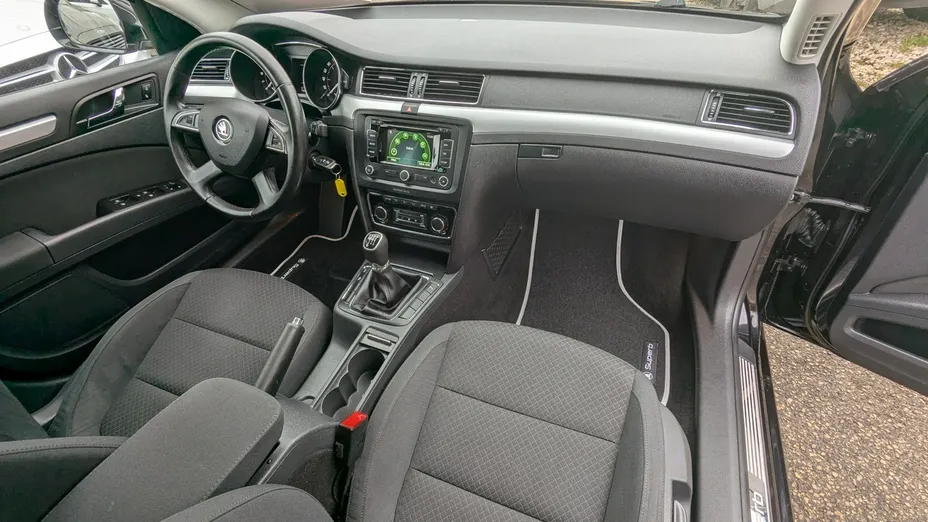 SKODA Superb -