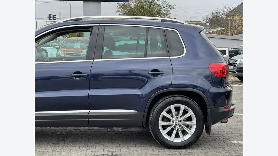VOLKSWAGEN Tiguan -