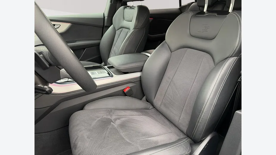 AUDI Q8 -