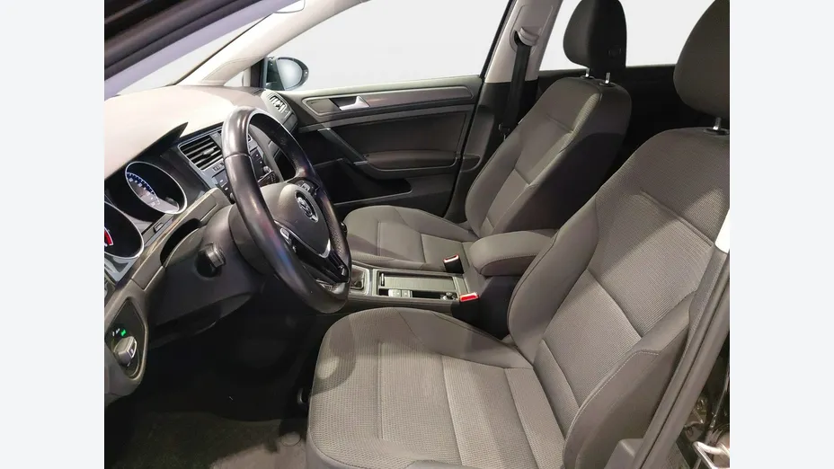 VOLKSWAGEN Golf -