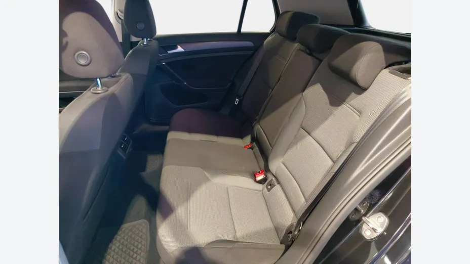 VOLKSWAGEN Golf -