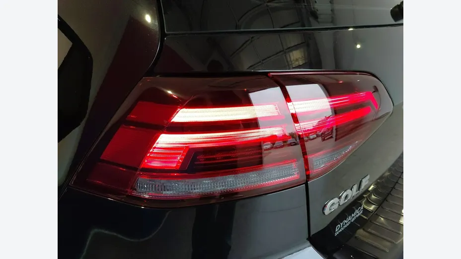 VOLKSWAGEN Golf -