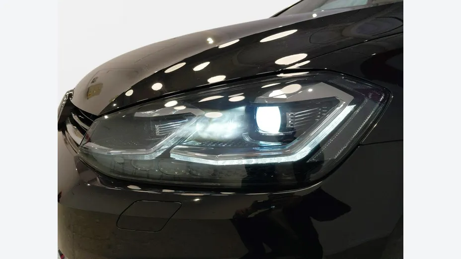 VOLKSWAGEN Golf -