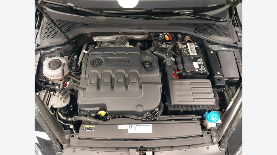 VOLKSWAGEN Golf -