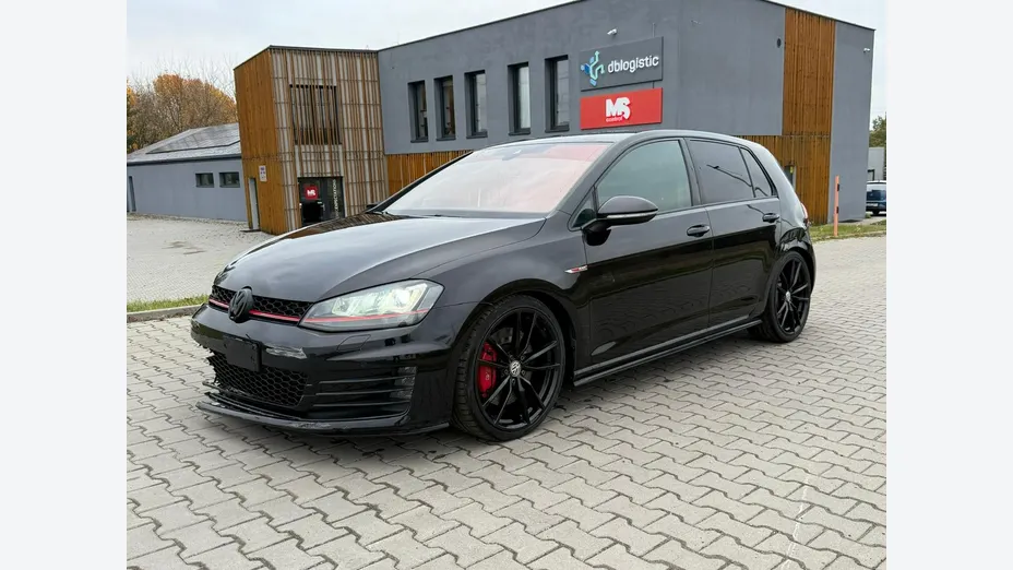 VOLKSWAGEN Golf -