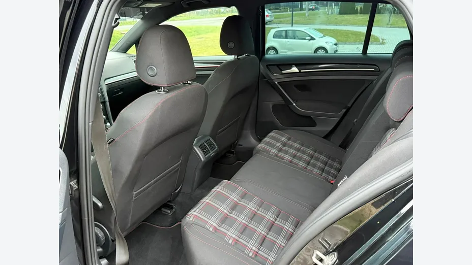 VOLKSWAGEN Golf -