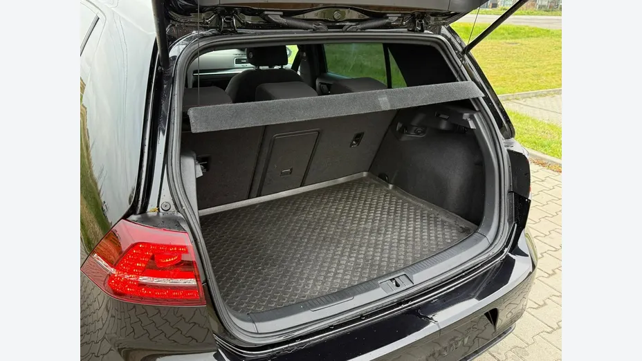 VOLKSWAGEN Golf -