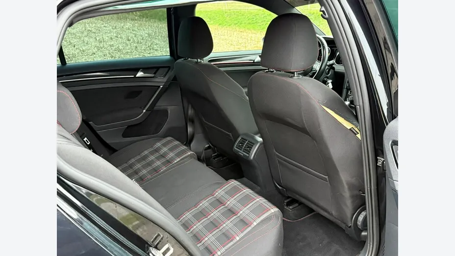 VOLKSWAGEN Golf -
