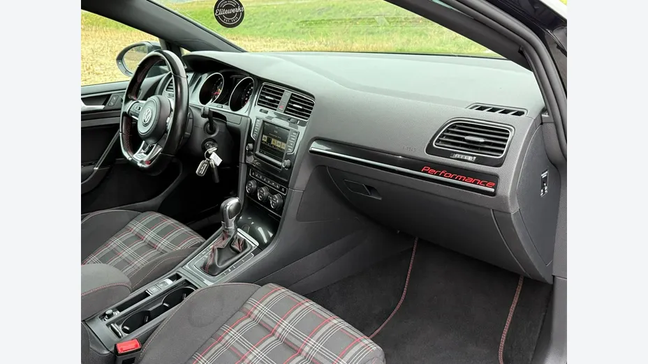 VOLKSWAGEN Golf -
