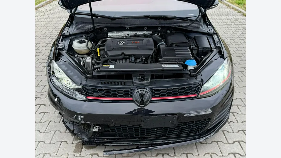 VOLKSWAGEN Golf -