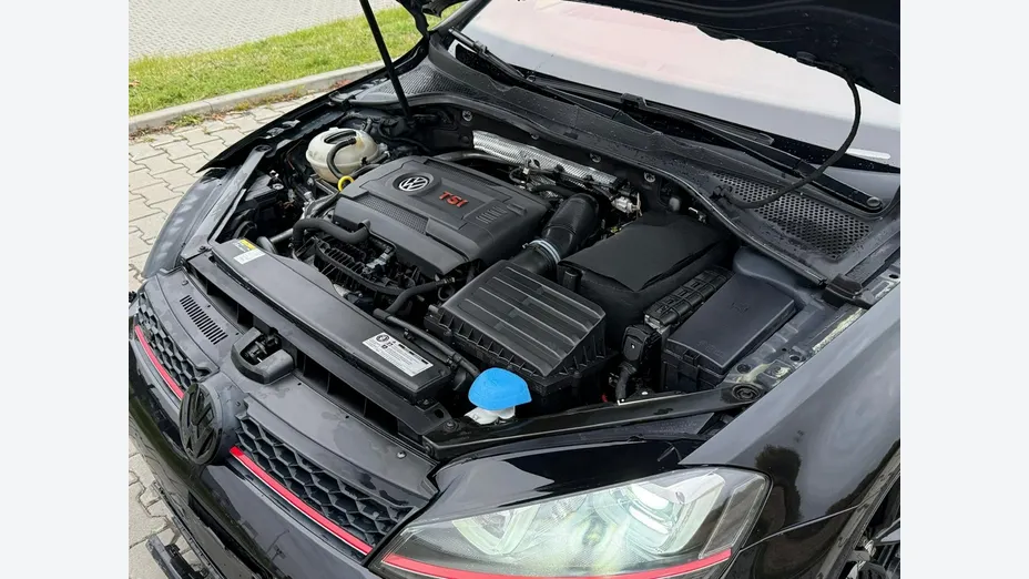 VOLKSWAGEN Golf -