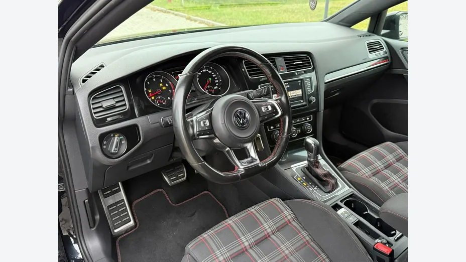 VOLKSWAGEN Golf -