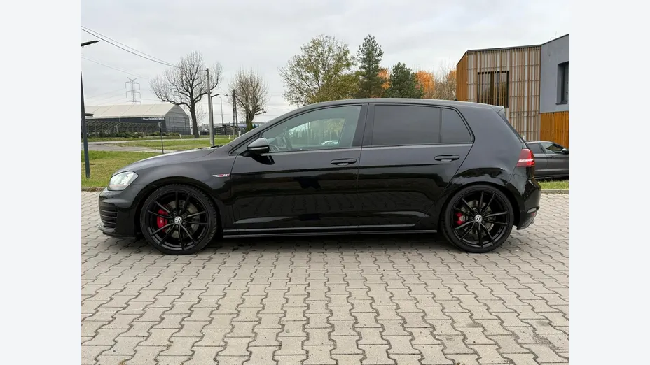 VOLKSWAGEN Golf -