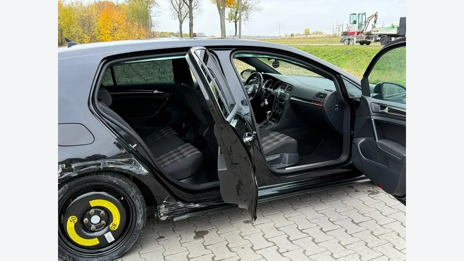 VOLKSWAGEN Golf -