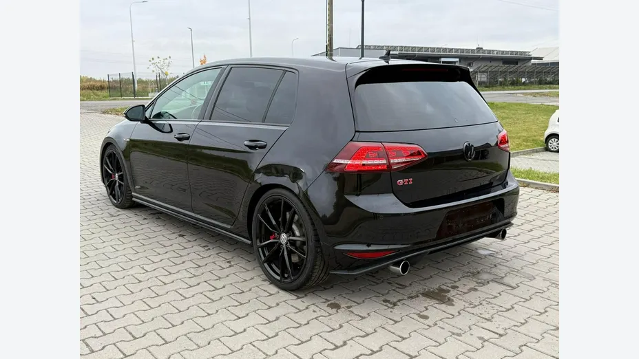 VOLKSWAGEN Golf -