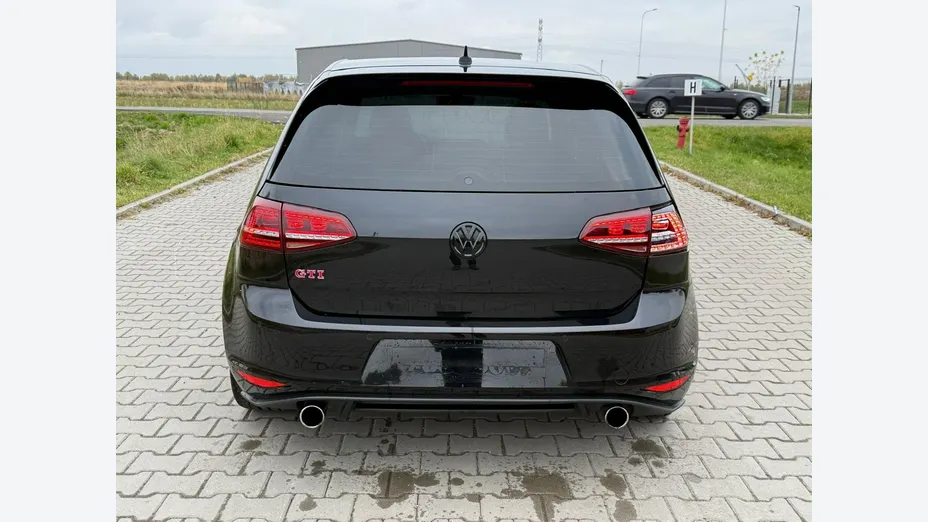 VOLKSWAGEN Golf -