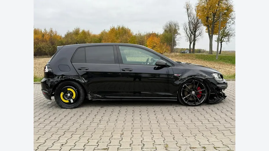 VOLKSWAGEN Golf -
