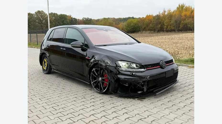 VOLKSWAGEN Golf -