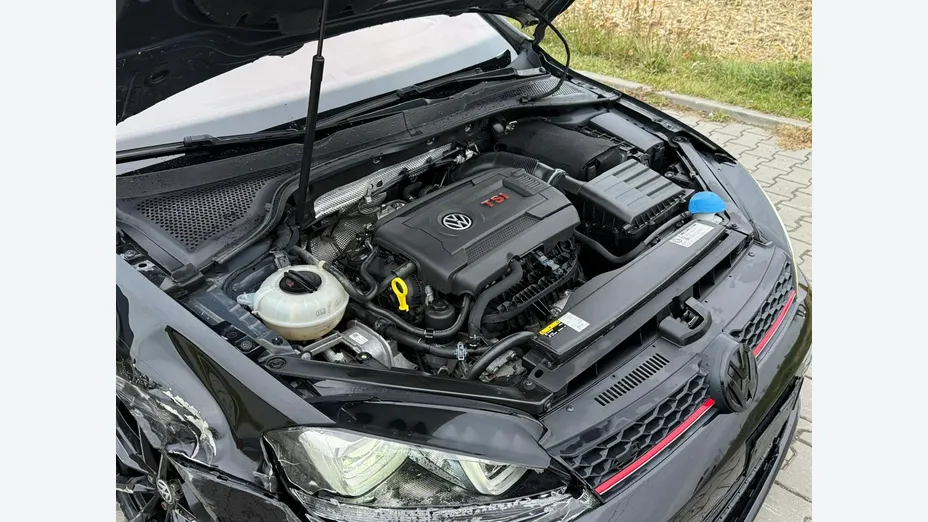 VOLKSWAGEN Golf -