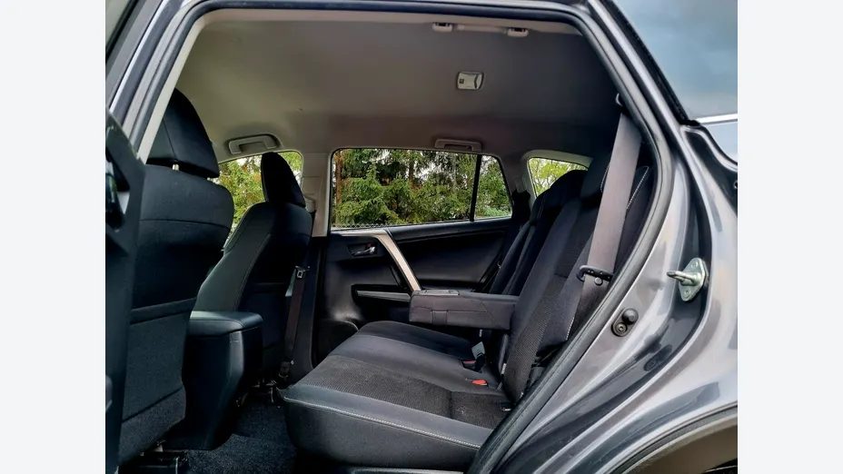 TOYOTA RAV4 -