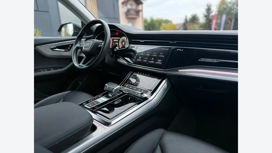 AUDI Q8 -