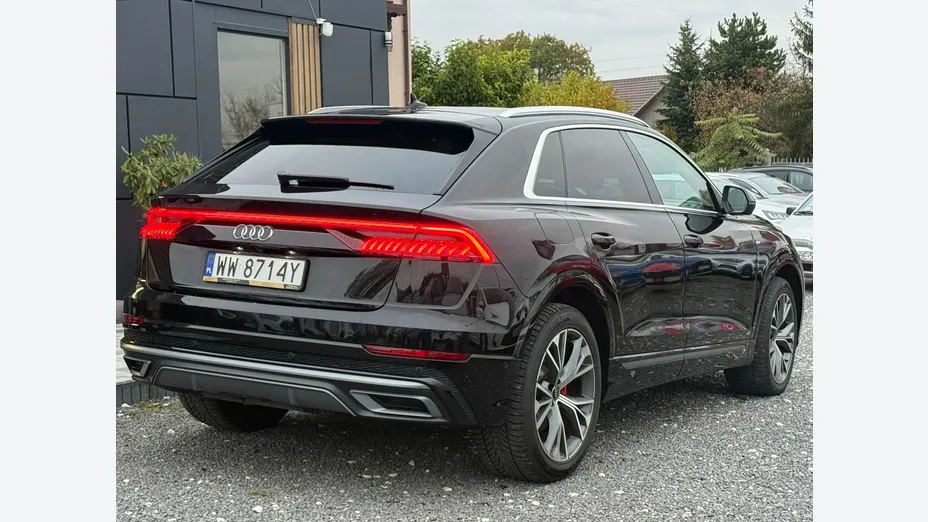 AUDI Q8 -
