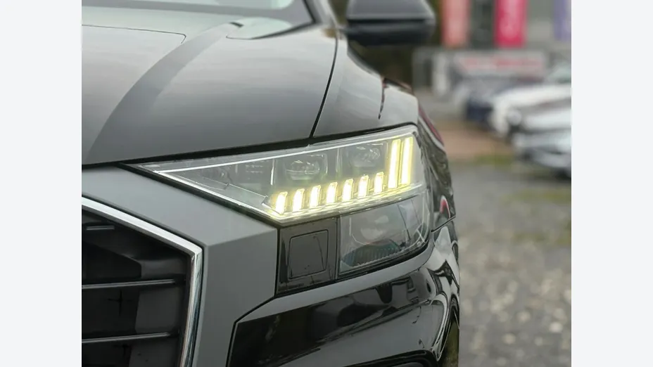 AUDI Q8 -