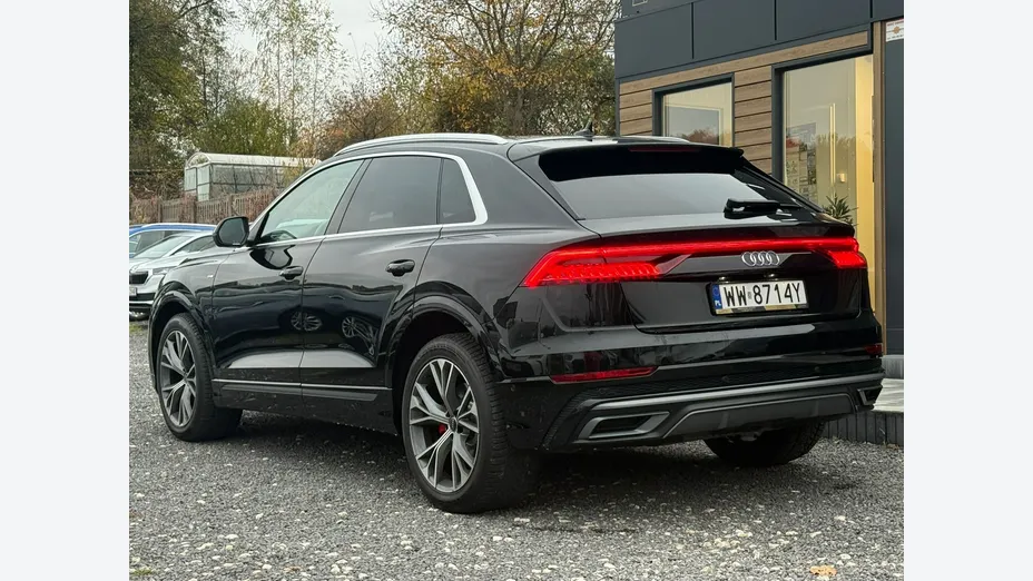 AUDI Q8 -