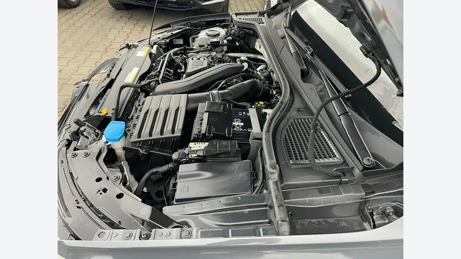 VOLKSWAGEN Golf -