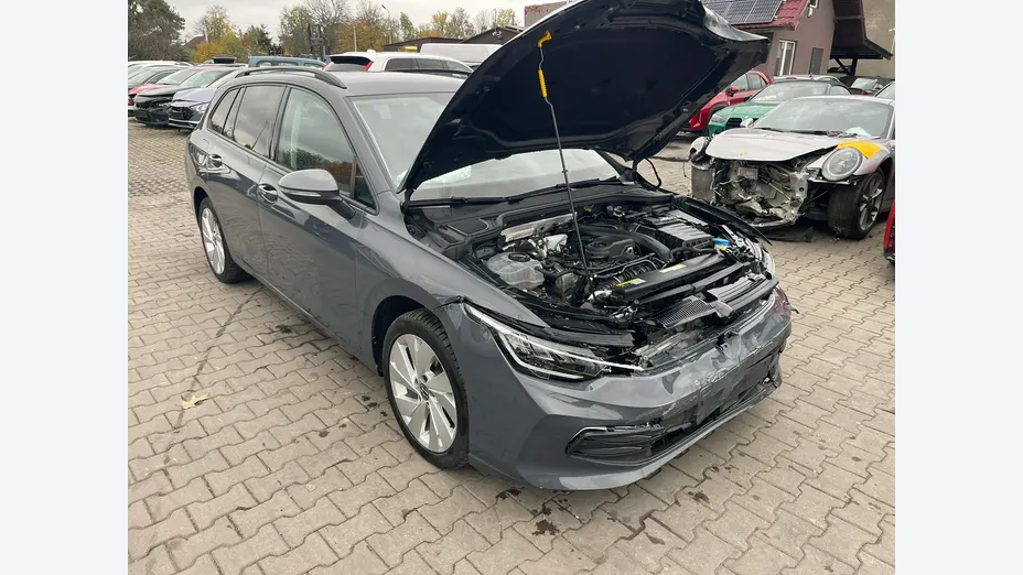 VOLKSWAGEN Golf -