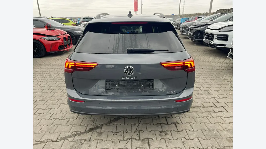 VOLKSWAGEN Golf -
