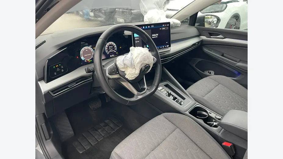 VOLKSWAGEN Golf -