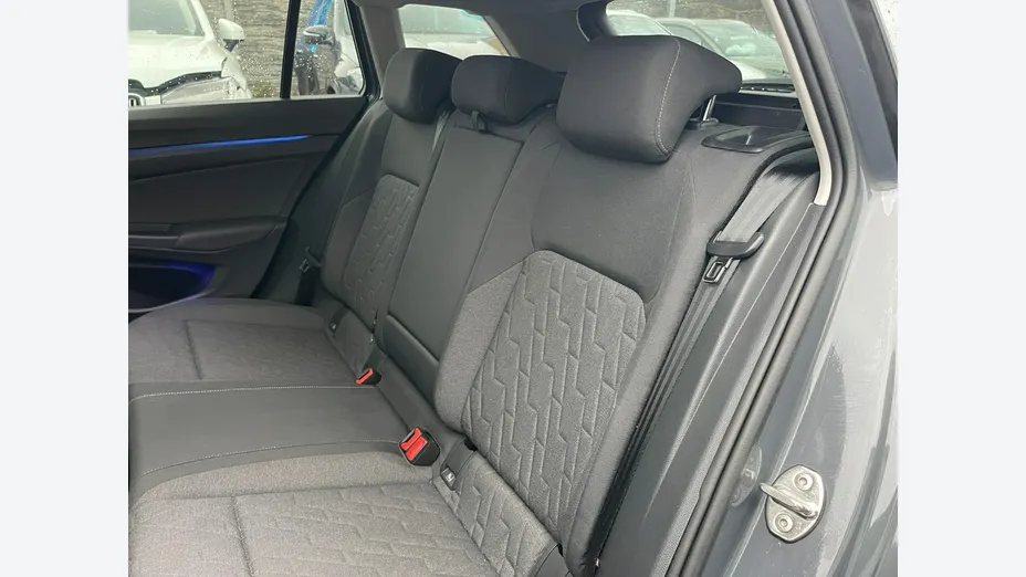 VOLKSWAGEN Golf -