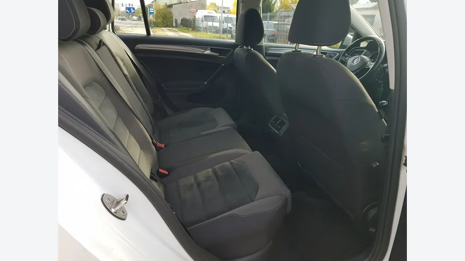 VOLKSWAGEN Golf -