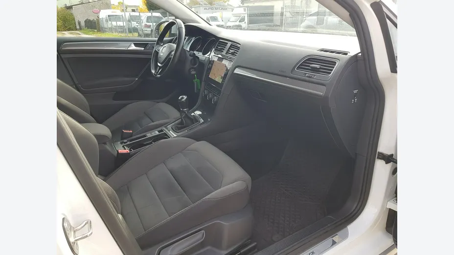 VOLKSWAGEN Golf -