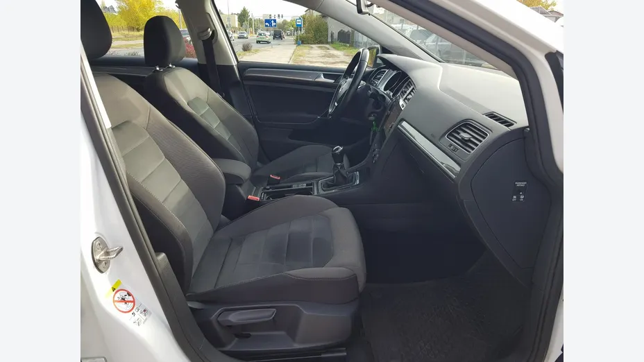 VOLKSWAGEN Golf -