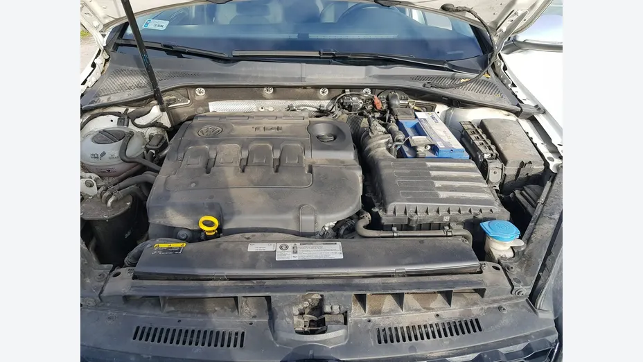 VOLKSWAGEN Golf -