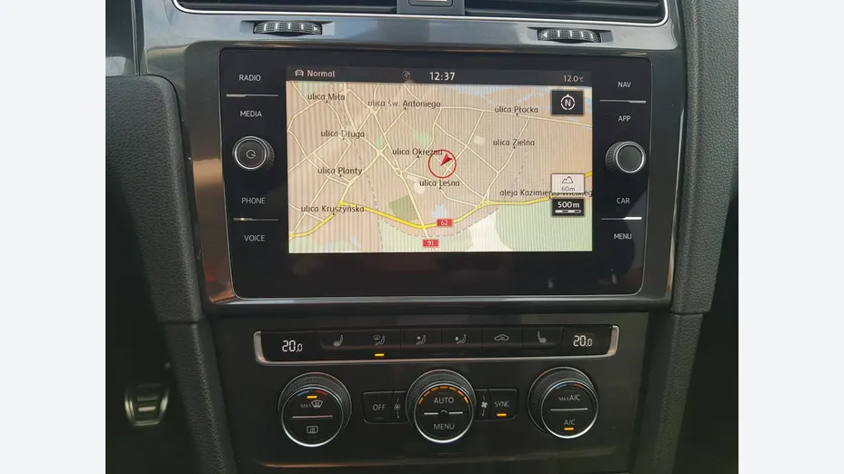 VOLKSWAGEN Golf -
