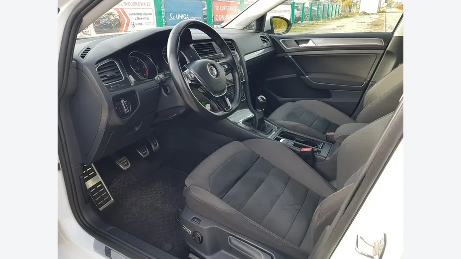 VOLKSWAGEN Golf -