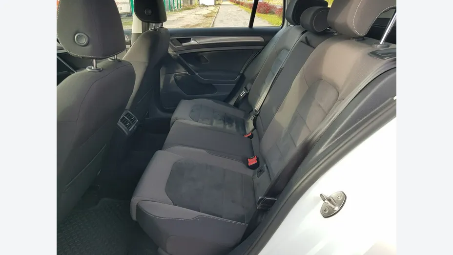 VOLKSWAGEN Golf -
