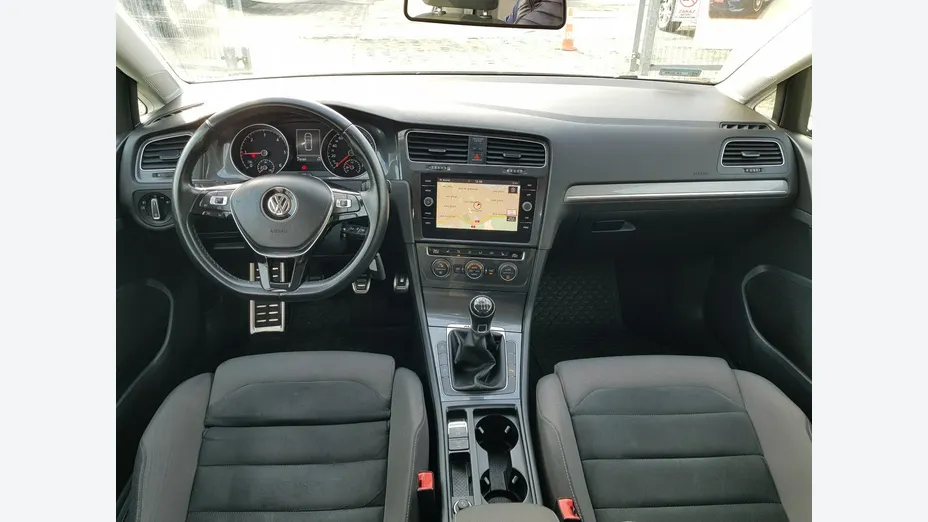 VOLKSWAGEN Golf -