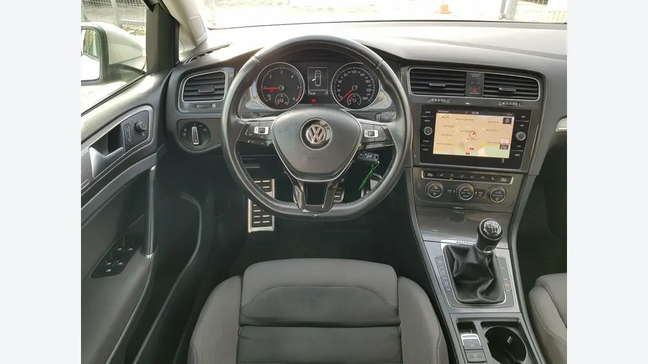VOLKSWAGEN Golf -