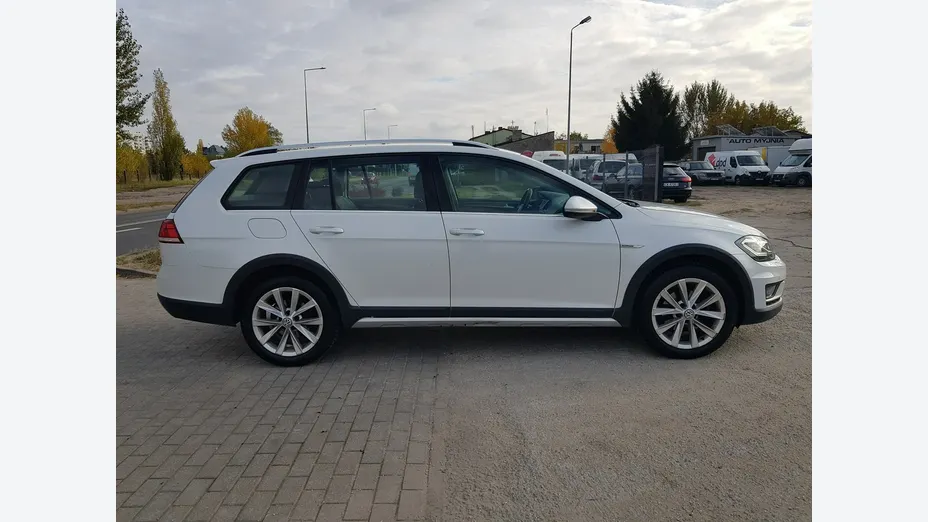 VOLKSWAGEN Golf -