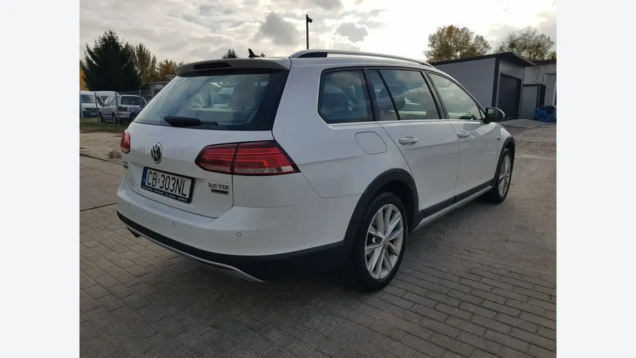 VOLKSWAGEN Golf -