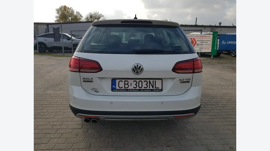 VOLKSWAGEN Golf -