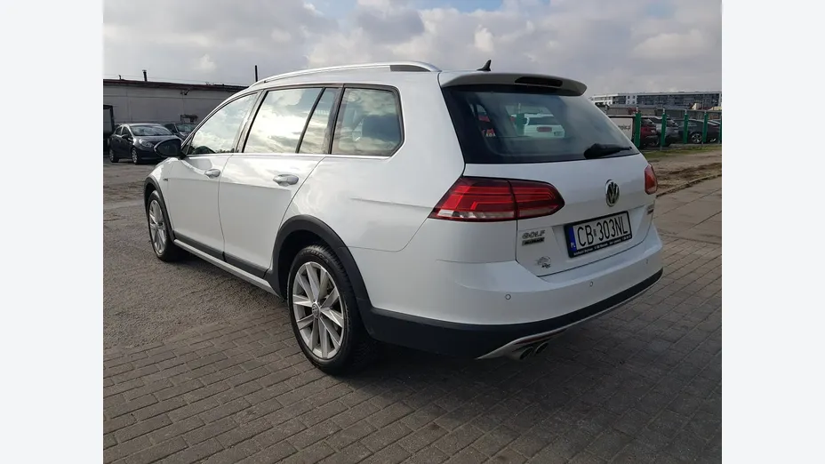 VOLKSWAGEN Golf -