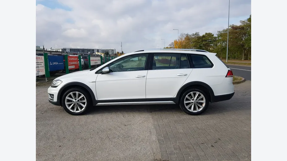 VOLKSWAGEN Golf -